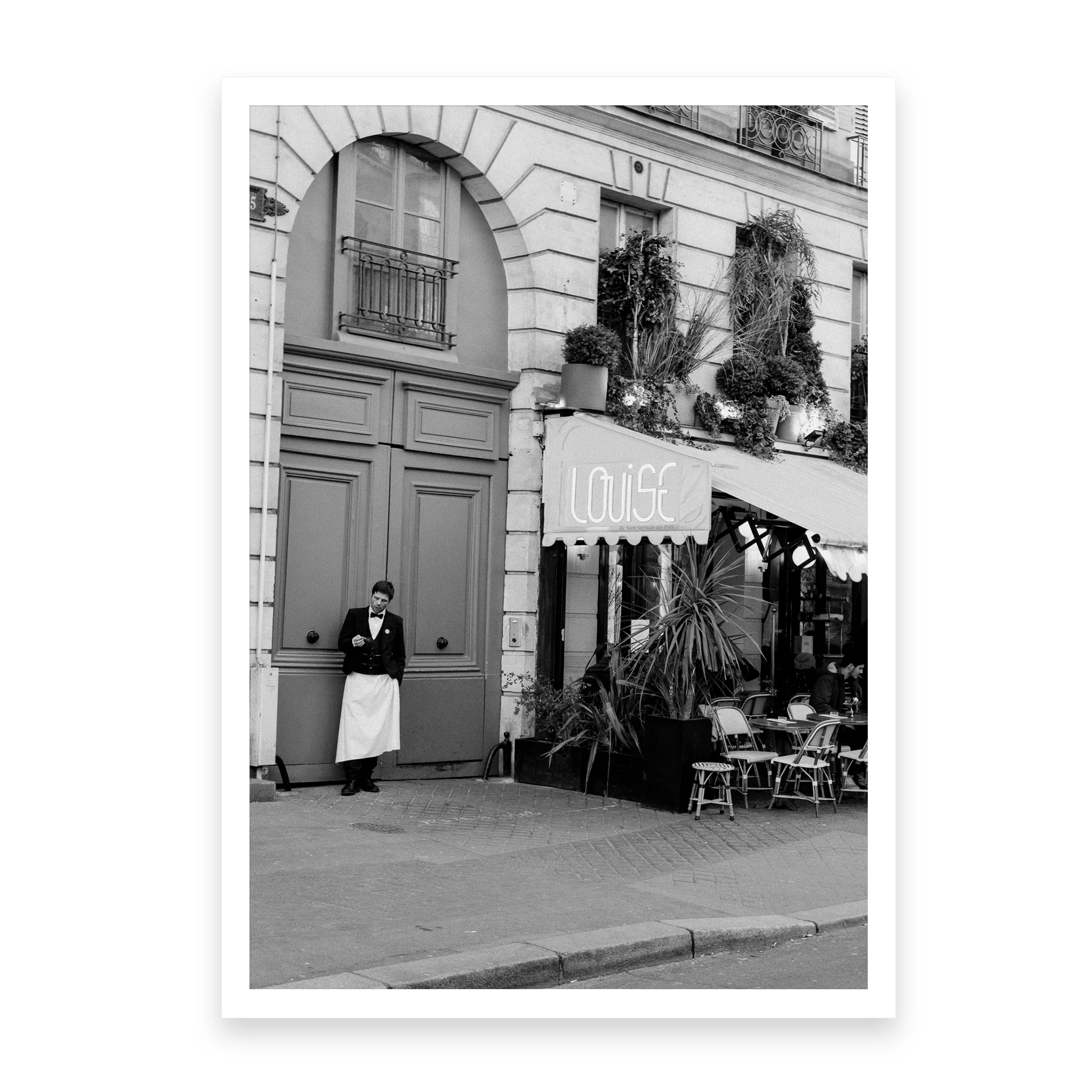 The Waiter B&W - Image 4